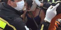 Mulher recebe atendimento após o ferimento na cabeça. Manifestação contra o dinheiro gasto com a Copa do Mundo foi realizada em Brasília  Foto: Celso Paiva / Terra