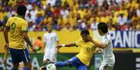 <p>Da entrada da área, Neymar acertou um belo chute, sem chances para o goleiro Kawashima</p>  Foto: Reuters