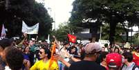 <p>Manifestantes protestam com veemência contra Copa e aumento de passagens, no centro de BH</p>  Foto: Ney Rubens / Especial para Terra