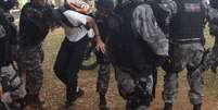 <p>Manifestantes são detidos pela polícia; protestos no Maracanã terminaram com violência</p>  Foto: Celso Paiva / Terra