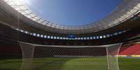 <p>Estádio Mané Garrincha, o mais caro do País, terá que trocar todo o gramado para 2014</p>  Foto: Reuters