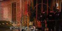 Tr&ecirc;s homens morreram em uma chacina em frente a um restaurante na alameda dos Anapurus, em Moema, zona sul de S&atilde;o Paulo, na madrugada deste s&aacute;bado  Foto: Edison Temoteo / Futura Press
