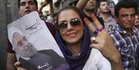 Simpatizante celebra eleição de Rohani, em Teerã  Foto: AP