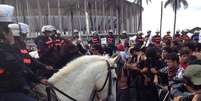 <p>Cavalaria interrompeu caminhada dos manifestantes</p>  Foto: Celso Paiva Junior / Terra