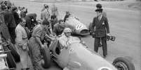 González pilota sua Ferrari em Silverstone em 1954; em 1951, deu à escuderia sua primeira vitória  Foto: Getty Images 