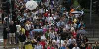 Centenas de pessoas participam em apoio ao responsável por revelar o programa de vigilância dos EUA, em Hong Kong  Foto: AP