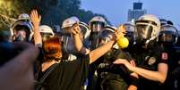 15 de junho - Manifestante tenta impedir a invasão do parque  Foto: AP