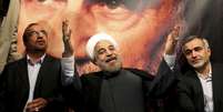 Rohani em frente a cartaz com a imagem do aiatolá Khami em comício em Teerã no dia 1º de junho  Foto: AP