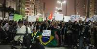 <p>Manifestantes fecharam a avenida Ana Costa durante protesto realizado na última sexta-feira em Santos, no litoral paulista</p>  Foto: João Domingues / vc repórter