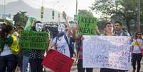 <p>Manifestantes gritam palavras de ordem antes de jogo entre Itália e México, neste domingo</p>  Foto: Reuters