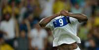 <p>Balotelli fez o gol e imediatamente "mostrou os músculos"</p>  Foto: Daniel Ramalho / Terra