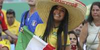<p>Mulher apoia México com camisa do Brasil, enquanto, ao fundo, jovem veste camisa italiana</p>  Foto: AP