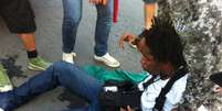 <p>Fotógrafo cai no chão após ser atingido por gás lacrimogêneo</p>  Foto: Mônica Garcia / Artevista Comunicação, Assessoria e Empreendimentos Culturais Ltda - Especial para o Terra