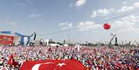 Multid&atilde;o acompanha com&iacute;cio de Erdogan em Istambul  Foto: EFE