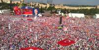 16 de junho - Multidão se reúne para acompanhar discurso de Erdogan em Istambul  Foto: AFP