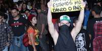 <p>Manifestantes levaram cartazes para protesto nas ruas de Santos</p>  Foto: João Domingues / vc repórter