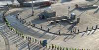 Policiais fazem um cordão de isolamento ao redor da praça Taksim, em Istambul. Ontem, a polícia usou a força para expulsar milhares de manifestantes que ocupavam o parque Gezi  Foto: AP