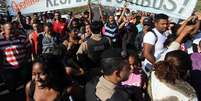 <p>Foram montadas barricadas na estrada, com queima de pneus e entulhos</p>  Foto: Alex de Jesus/O Tempo / Futura Press