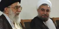 Rohani (dir.) conversa com o líder supremo Ali Khamenei  Foto: AP