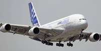 O Airbus A380 faz voo de apresentação no Paris Air Show nesta segunda-feira  Foto: AP