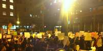 <p>Protesto começou em frente à prefeitura</p>  Foto: Daniel Favero / Terra