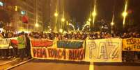 <p>Manifestantes caminharam pelas ruas de Porto Alegre na segunda-feira pedindo mudanças sociais</p>  Foto: Daniel Favero / Terra