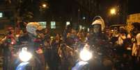<p>Manifestantes cantaram o Hino Nacional ao passarem por policiais</p>  Foto: André Naddeo / Terra