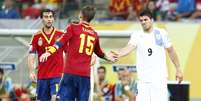 <p>Suárez (à dir.) elogiou Espanha após derrota por 2 a 1</p>  Foto: Marcelo Pereira / Terra