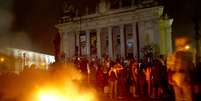 <p>O grupo tentou invadir a Assembleia Legislativa do Rio de Janeiro (Alerj), mas a Tropa de Choque chegou lançando bombas de gás lacrimogêneo</p>  Foto: Mauro Pimentel / Terra