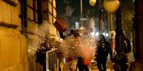 <p>Noite de protesto que reuniu 100 mil pessoas no Rio de Janeiro terminou em confronto de algumas dezenas de pessoas com policiais militares</p>  Foto: Mauro Pimentel / Terra