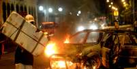 <p>Um grupo tentou invadir a Assembleia Legislativa do Rio de Janeiro (Alerj), mas a Tropa de Choque chegou lançando bombas de gás lacrimogêneo</p>  Foto: Mauro Pimentel / Terra