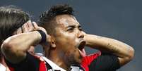 Atacante comemora gol anotado pelo Milan, clube que pede quase R$ 30 milhões para vendê-lo  Foto: AP