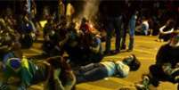 <p>Policiais que permaneceram dentro do palácio foram hostilizados por um grupo, que por volta da 1h30 da manhã reunia cerca de 200 pessoas</p>  Foto: Fernando Borges / Terra