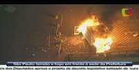 <p>Van da TV Record é incendiada por manifestantes em frente à prefeitura de São Paulo</p>  Foto: Reprodução