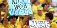<p>Torcedores se manifestam em estádio; Brasil x México foi disputado em meio a efervescência no País </p>  Foto: Getty Images 