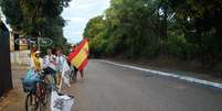 <p>Pequeno grupo de ciclistas chamou atenção da multidão, que sofreu para ir ao estádio e voltar para casa</p>  Foto: Eduardo Amorim / Brisa Comunicação e Arte - Especial para o Terra