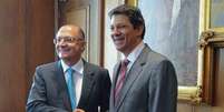 <p>Alckmin (esq.) e Haddad (dir.) anunciaram nesta quarta-feira suspensão de reajuste</p>  Foto: Terra