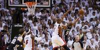 O resultado for&ccedil;a a realiza&ccedil;&atilde;o de mais um jogo para definir o t&iacute;tulo. Na quinta, as equipes voltam a se enfrentar na American Airlines Arena, em Miami  Foto: Reuters