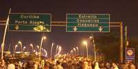 <p>Na terça-feira, protesto invadiu as pistas das pontes Colombo Salles e Pedro Ivo, que ligam a Ilha de Santa Catarina (onde está localizada Florianópolis) à região continental</p>  Foto: Fabrício Escandiuzzi / Especial para Terra