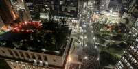 <p>Multidão cercou a prefeitura de São Paulo na noite de terça-feira</p>  Foto: AFP