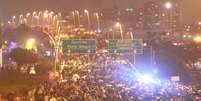20 de junho - Multidão lota ponte de acesso de Florianópolis em mais uma noite de protestos na capital catarinense  Foto: Fabricio Escandiuzzi / Especial para Terra