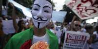 <p>Manifestante participa de protesto em Salvador usando máscara inspirada no soldado britânico</p>  Foto: Raul Golinelli / Futura Press