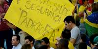 Torcida pede "educação, saúde e segurança padrão Fifa"  Foto: Daniel Ramalho / Terra