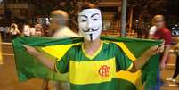 <p>Torcedores deixaram o Maracanã direto para o protesto</p>  Foto: Giuliander Carpes / Terra