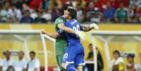 <p>Giovinco comemora gol com o experiente Buffon em vitória sobre o Japão</p>  Foto: Marcelo Pereira / Terra