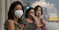 Moradores cobrem a boca ou usam máscaras por conta da poluição em Cingapura  Foto: Reuters