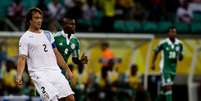 <p>Autor do 1º gol uruguaio contra a Nigéria, zagueiro faz passe no jogo de quinta-feira</p>  Foto: Bruno Santos / Terra