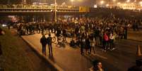 <p>Segundo a PM, por volta das 22h30, os manifestantes seguiam com o protesto e ocupavam as duas pistas da Anchieta no quilômetro 18</p>  Foto: Rocha Lobo / Futura Press