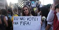 <p>Garota carrega cartaz contra a Fifa em protesto ocorrido em Belo Horizonte</p>  Foto: Diego Garcia / Terra