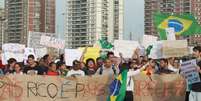 <p>Marcha de manifestantes na Barra da Tijuca, zona oeste do Rio, pede o combate à corrupção</p>  Foto: Jadson Marques / Futura Press